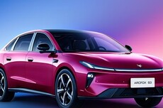 北汽极狐S3预售：提供三种版本，电池租赁6.48万元起