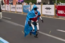 人形机器人半马抽象大赏：披风侠、溜达侠、杀马特接连上场