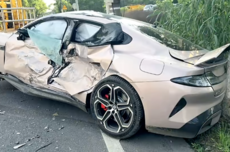 新一代小米SU7被大货车拦腰撞击 驾驶员毫发无伤 果断又定了一台