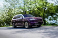 在豪华充电江湖，问界、宝马、奔驰合开一局