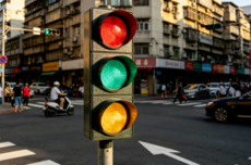 绿灯亮了不走也违法？交警：超20秒未起步 与闯红灯同罚