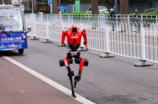 不用再遥控 人形机器人自主跑完马拉松比赛21公里 北斗立功