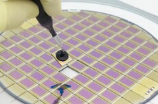 韩媒：日本半导体光刻材料供应链“崩溃在即”威胁芯片制造