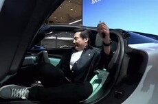 雷军试驾小米超跑VGT上车被卡：网友直呼佐证雷军总身高181cm