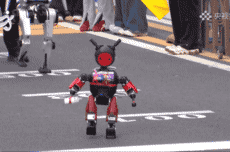 带奶瓶参赛：北京人形机器人半马惊现“小短腿机器人”