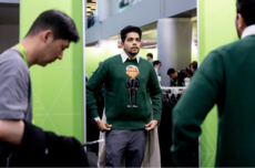 英伟达178美元“黄仁勋毛衣”走红，硅谷掀起CEO粉丝经济