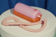 火过 iPhone？“小天才座机”爆红海外，只能打电话，居然卖断货了？