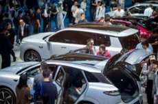 美国人羡慕哭了！花一辆美国新车的钱 在中国能买五辆电车