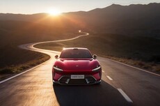 小米YU7 GT“车厘子红”无伪装实车上路,新车已官宣5月底正式发布
