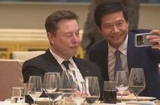 国宴前雷军主动与马斯克合影互动，中美两大车企掌门人同框
