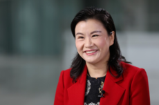 与马斯克黄仁勋库克同桌的她，刚刚捐了1个亿