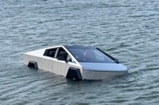 信了马斯克的话!特斯拉Cybertruck开进湖里当船 结果直接抛锚