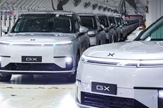 小鹏GX首台Robotaxi量产车下线 搭载4颗自研图灵AI芯片