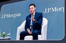 罕见回国！TikTok CEO周受资亮相上海峰会