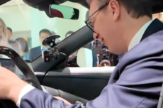 被问买不买小米汽车 武契奇幽默直言:买不起