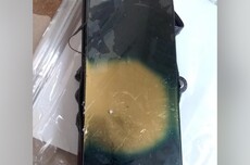 网友反馈其三星Galaxy S25 FE手机夜间充电爆炸,事发时使用第三方20W充电器