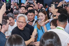 黄仁勋成台北电脑展顶流：热情与女粉握手拍照 全场同喊Jensen