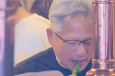 黄仁勋与韩国三名商界大佬聚会吃辣椒 学紫苏叶包肉 LG集团会长负责烤肉