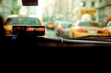 车商扎堆抢！新能源二手车大涨30%：比亚迪、蔚来、腾势保值率集体回升