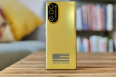 特朗普T1手机拆解后露馅了！换壳HTC U24 Pro 还贴上美国国旗