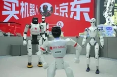 京东MALL首批实习机器人员工上岗