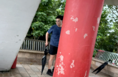 网友偶遇余承东户外爬山:整体着装十分休闲