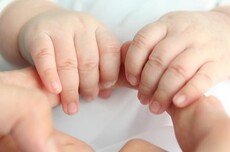 韩国父母给婴儿开户买三星股票：不再给孩子买房
