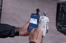 荣耀公布Robot Phone机器人手机上海电影节实拍画面