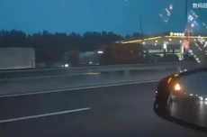 鸿蒙智行享界G9测试车被拍:辅助驾驶状态,六颗小蓝灯环绕周身