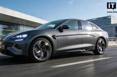 全球最大“海上超级车库”驶向欧洲,一次运走8000多辆新能源汽车