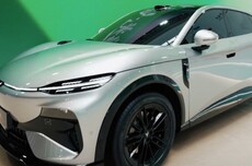 岚图追光S实车亮相：定位纯电中大型SUV，配备华为896线激光雷达