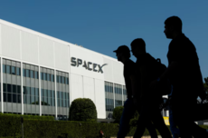 马斯克刚发完债,SpaceX就股价大跌