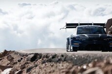 福特超级野马Mach-E纯电赛车夺得2026派克峰爬山赛冠军