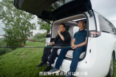 零跑D99后排翻转能当钓鱼椅 罗永浩：非常梦幻 到了饭点还能涮火锅