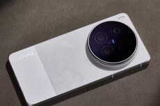 消息称vivo X300系列手机销量超300万台，Ultra机型破20万