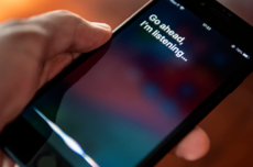逾7500人洞察:瑞银称苹果Siri AI吸引力降5个百分点,24%愿为其升级iPhone
