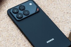 消息称荣耀旗舰产品线测试AI磁吸背屏，主打AI构图