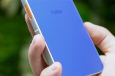 努比亚首款AI智能体手机外观揭晓:橙色AI按键+蓝色背板 极具辨识度