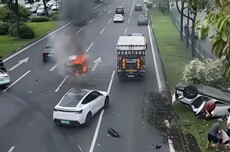 绿牌新能源油路被撞破 成都一汽车被追尾瞬间腾起大火