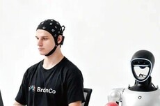 强脑科技全球首发脑控机器人训练平台，10分钟解锁意念控制