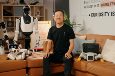 贾跃亭:孩子痴迷我们机器人哭着不肯下课 妈妈买了一台才罢休