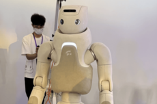 中国机器人保姆成真：说一句我渴了机器人主动递水