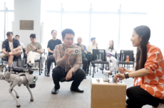 机器狗指挥人类用天平称重!清华现场演示:无脚本,任务随机,观众即兴出题