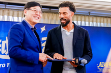 联想杨元庆与佛得角门将沃齐尼亚同框 现场互赠礼物
