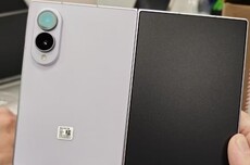 安卓首款阔折叠手机!三星Galaxy Z Fold 8真机上手图出炉:今晚发布