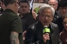 英伟达CEO黄仁勋东京行:敲定国家级AI工厂合作,送粉丝红豆糕