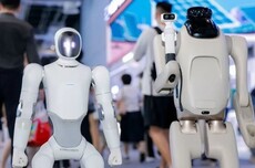 在WAIC 2026暴走三天后,我发现今年最火的AI,都不在电脑里了
