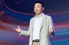 荣耀李健谈全新品牌图形标识与主张:让智能体手机迈向三维物理世界