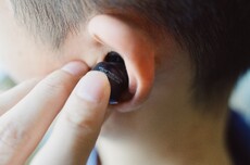 央视曝儿童听力下降呈现低龄化趋势,“耳机依赖”正成为无声杀手