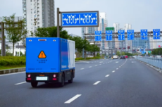 Momenta官宣入局无人货运Robovan：已落地苏州，基于R7世界模型
